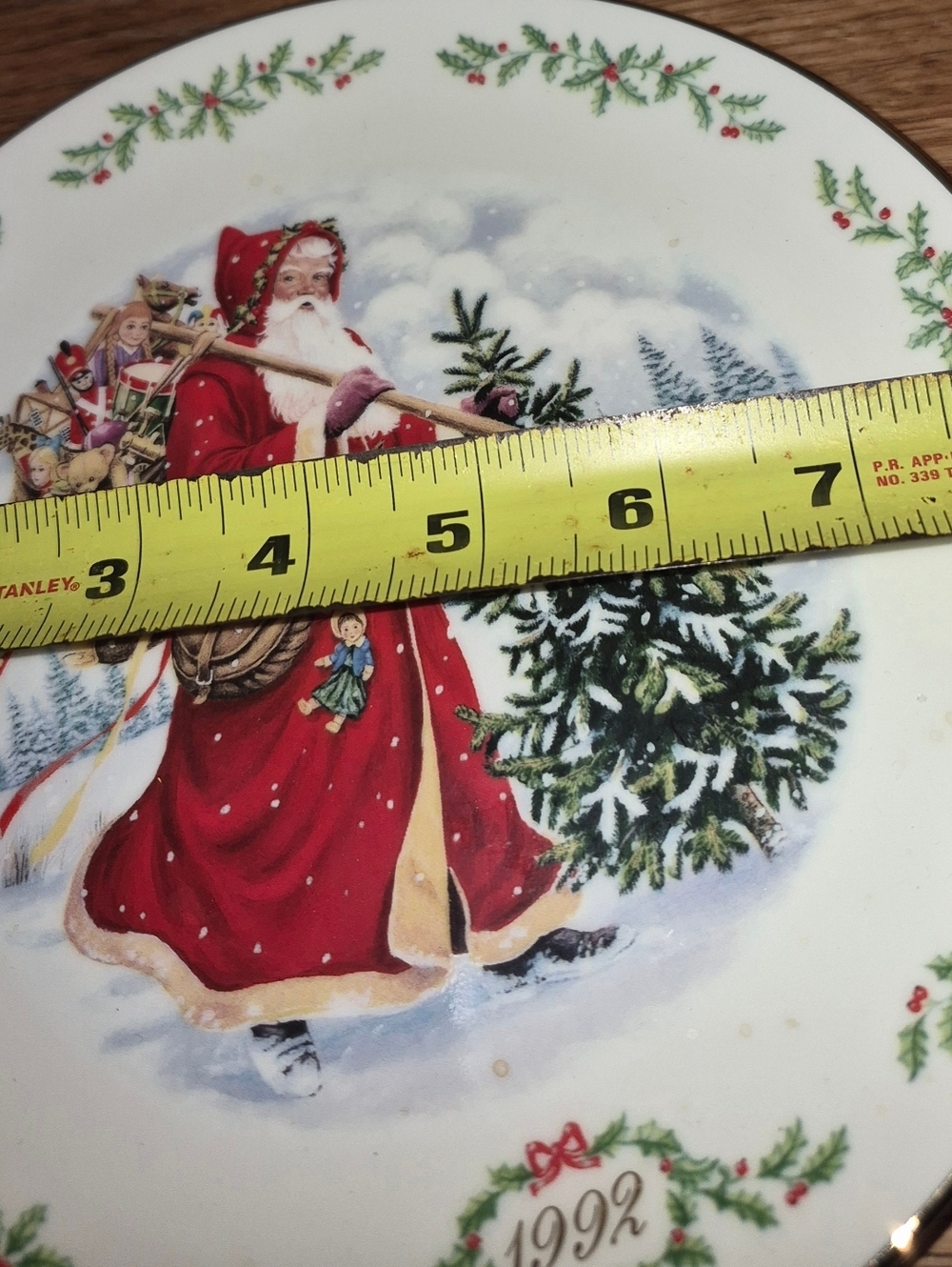 Lenox Red and Gold Santa Holiday Decorative Plate 1992 - Picture 3 of 3